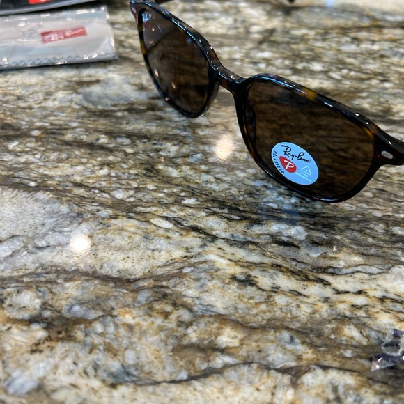 New in box Ray-ban polarized sunglasses - Picture 6 of 8